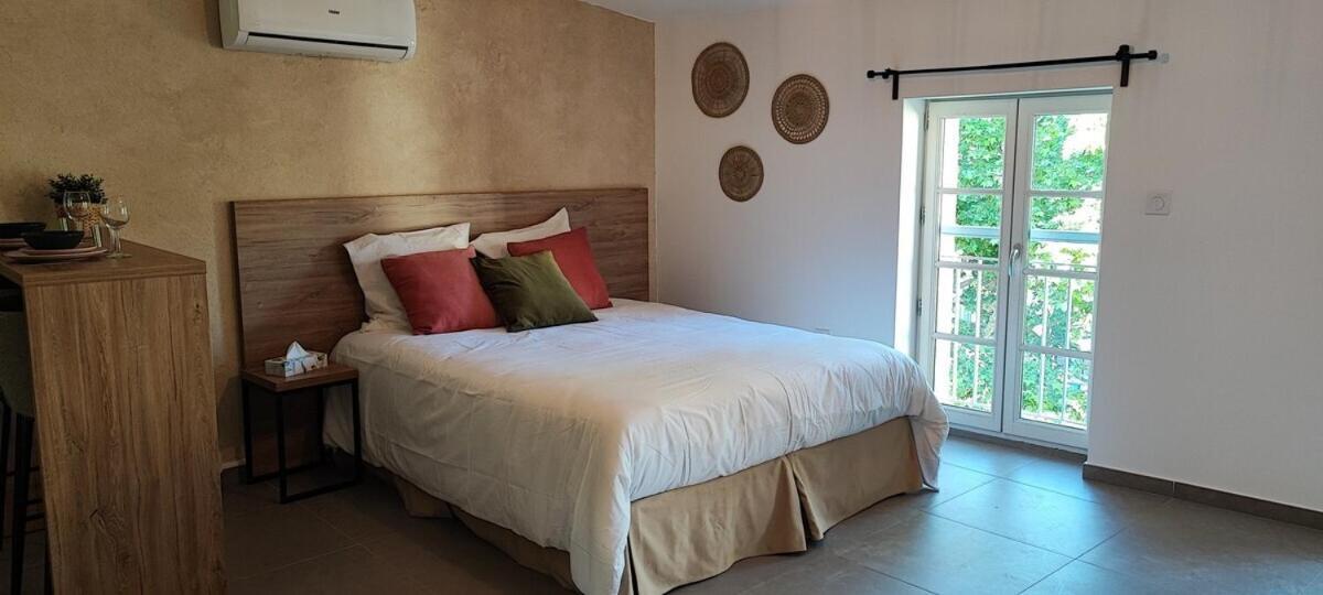 Sous Les Platanes Aparthotel Velaux Rum bild