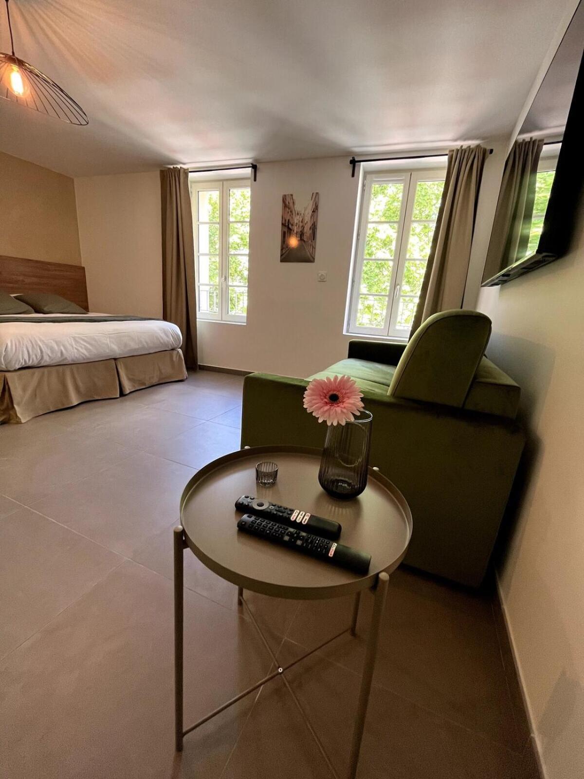 Sous Les Platanes Aparthotel Velaux Rum bild