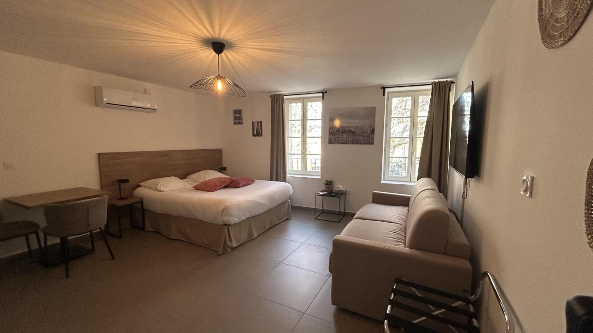 Sous Les Platanes Aparthotel Velaux Rum bild